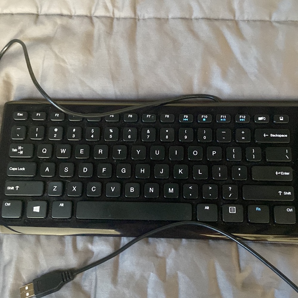 Amazon-basics Keyboard USB Connector - Picture 3 of 6